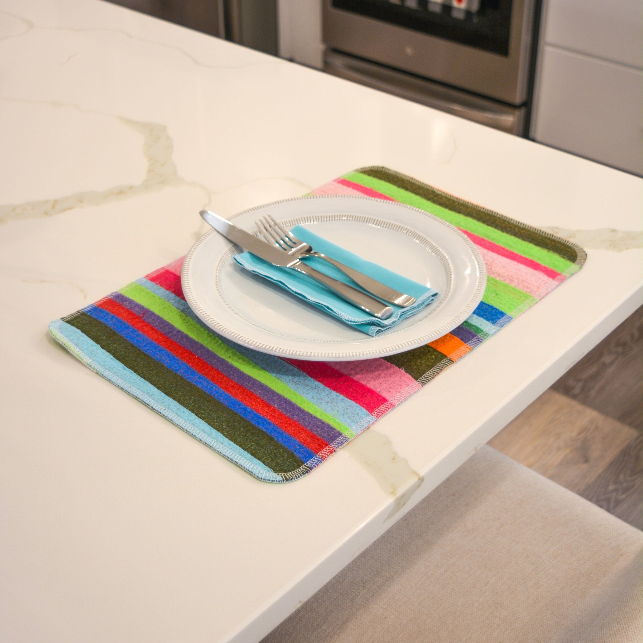 How to use your fabric scraps to sew a fun dish drying mat. 